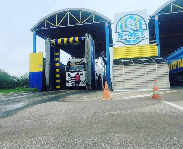 Truck washing Saint-Vulbas