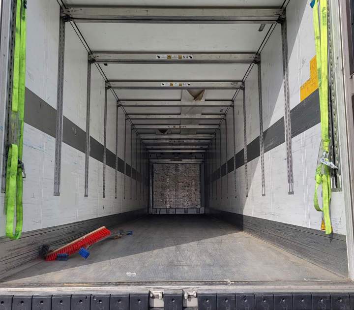 Container interior cleaning Saint-Vulbas